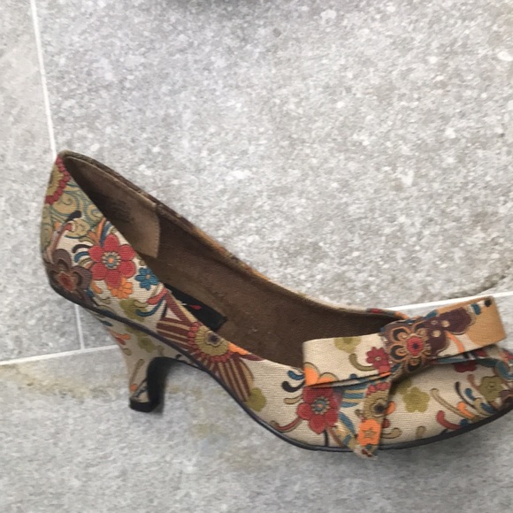 Fabric floral pumps, size 9 like new - Picture 2 of 4